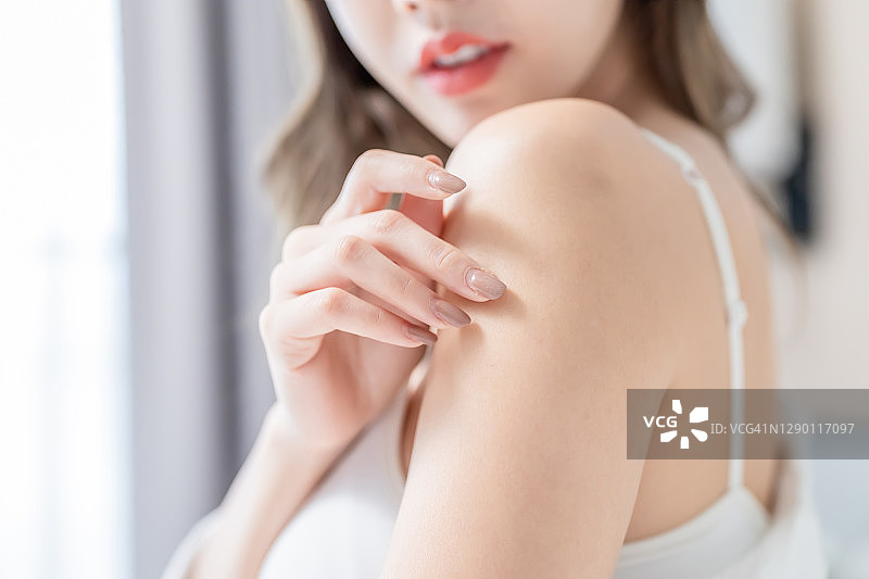 女性手臂皮肤护理概念图片素材