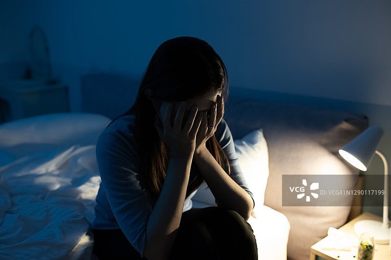 卧室里感到沮丧的女人图片素材