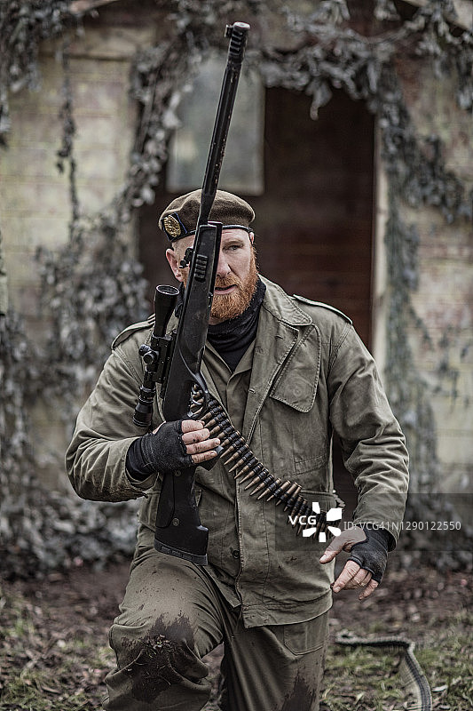 户外行动中的军人图片素材