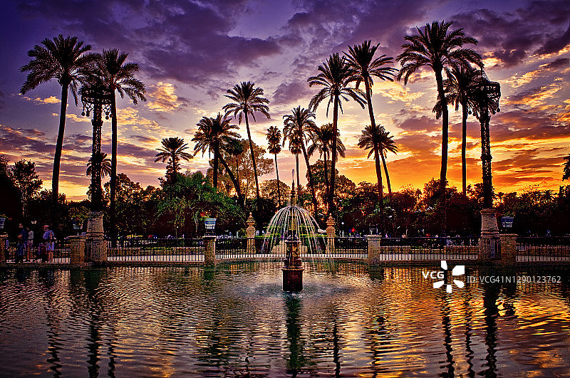 日落时分的玛丽亚·路易莎公园图片素材