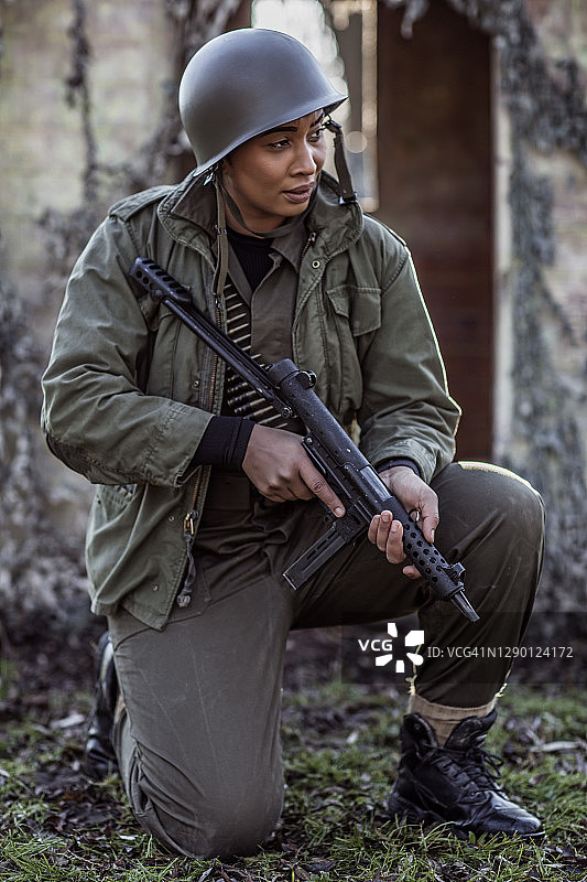 一名女性军人户外行动中图片素材
