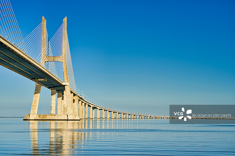 瓦斯科·达·伽马大桥-葡萄牙里斯本图片素材