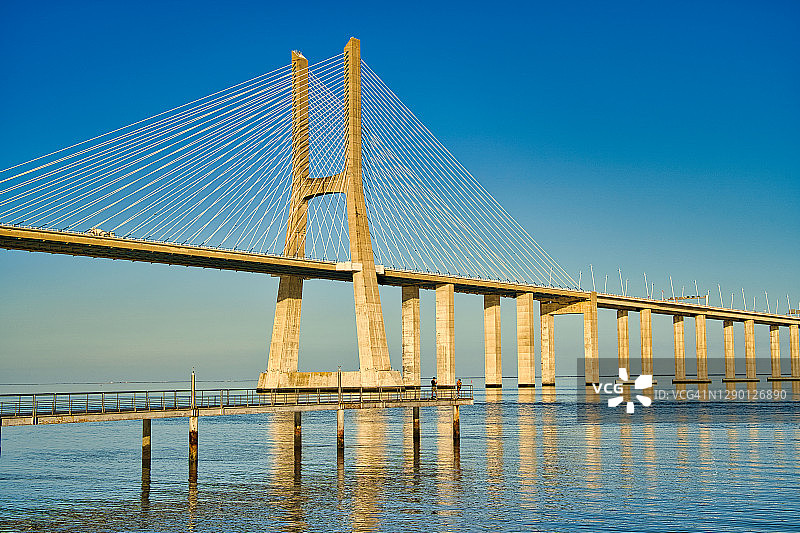 瓦斯科·达·伽马大桥-葡萄牙里斯本图片素材