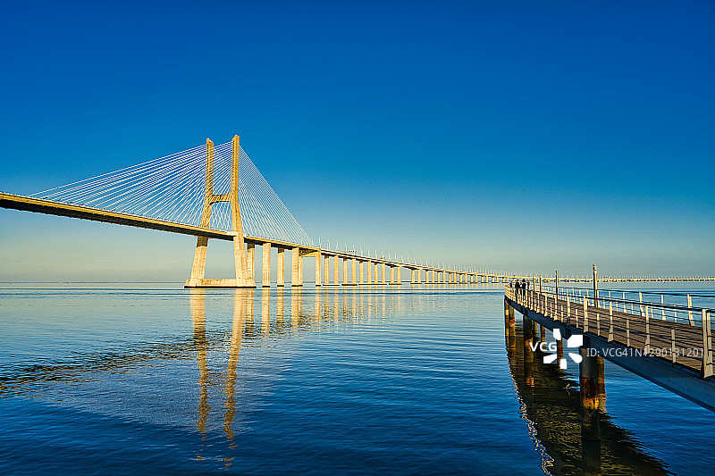 瓦斯科·达·伽马大桥-葡萄牙里斯本图片素材