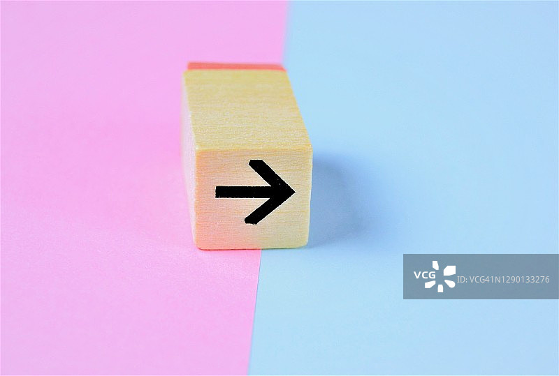 粉色和蓝色背景上指示向右的箭头图片素材