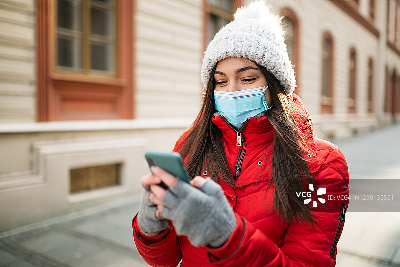 使用智能手机的年轻白人女性图片素材