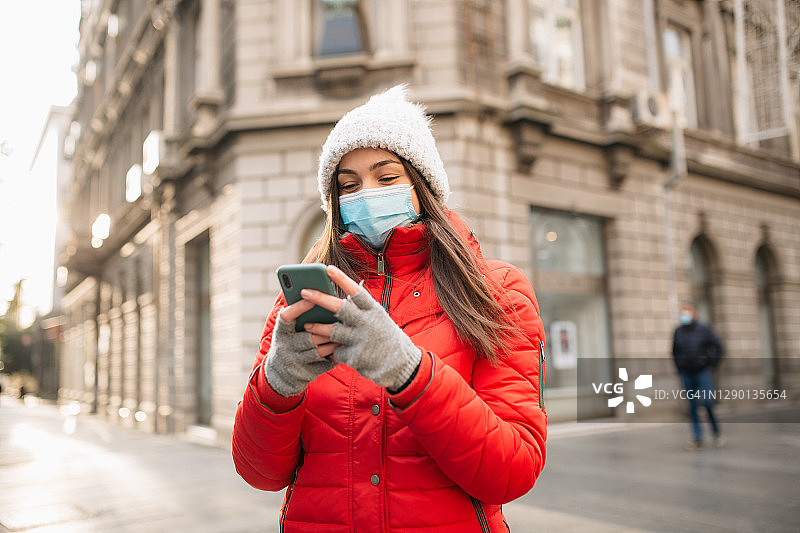 使用智能手机的年轻白人女性图片素材