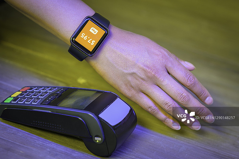 女人用智能手表扫描支付特写图片素材