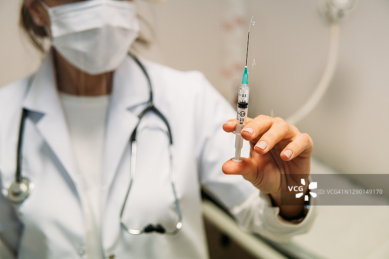 医生手持医疗注射器图片素材