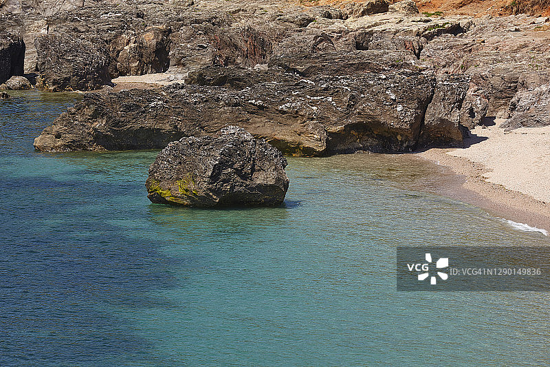 英国德文郡南海岸马蒂斯库姆湾的岩石海岸，靠近斯塔特角。图片素材