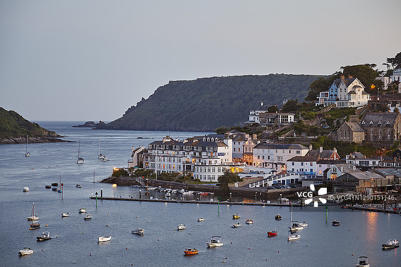 英国德文郡南海岸金斯布里奇河口萨尔科姆海港的黄昏景色图片素材