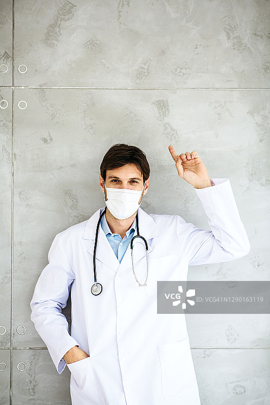 男医生靠墙站立的肖像图片素材