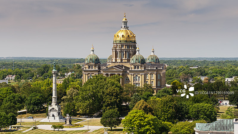 士兵和水手纪念碑与爱荷华州议会大厦航拍图图片素材