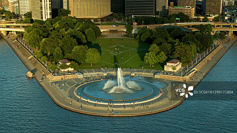匹兹堡市中心州立公园的傍晚人群图片素材