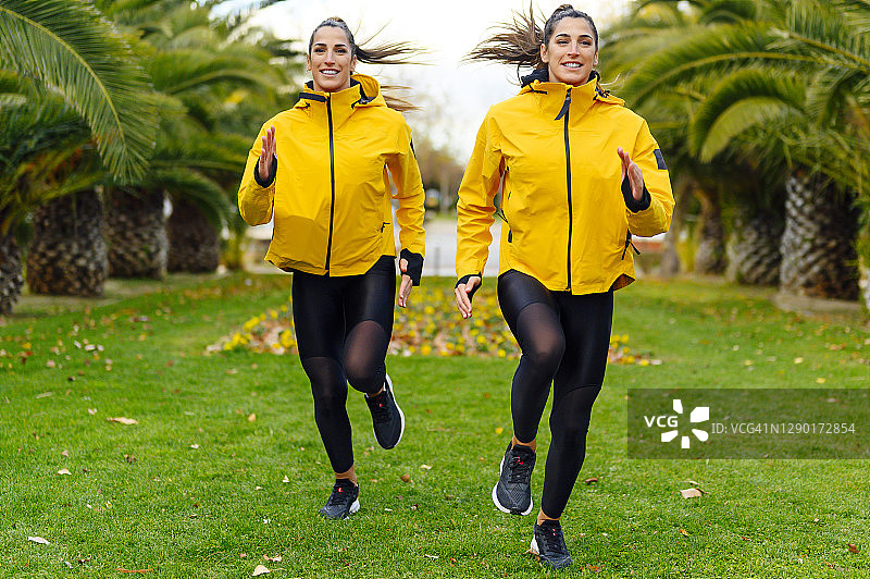 两个跑步的运动女人图片素材