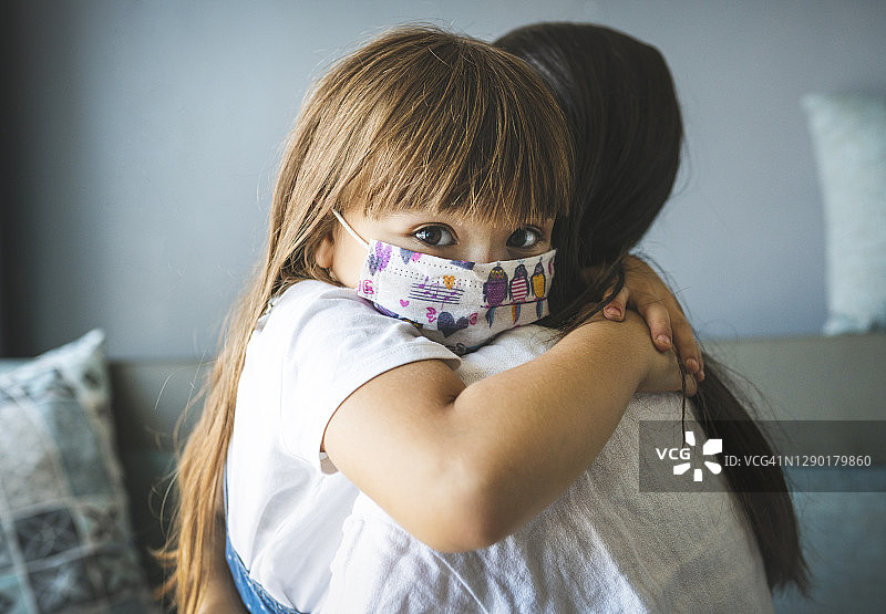 戴着口罩的母亲和女儿图片素材