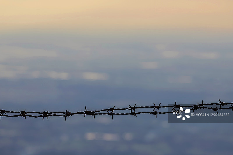 铁丝网，束缚与自由，明亮背景图片素材