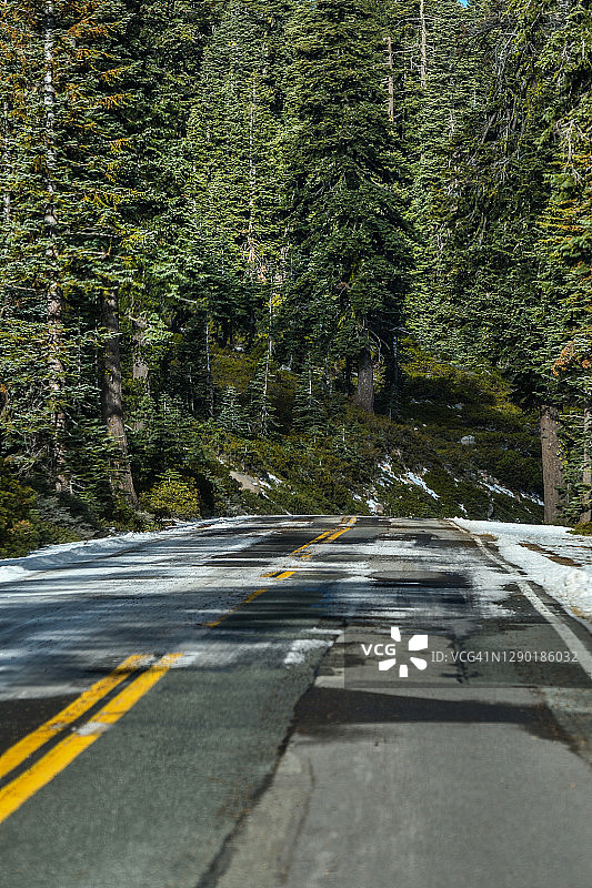 进入拉森火山国家公园的道路上的冰雪图片素材