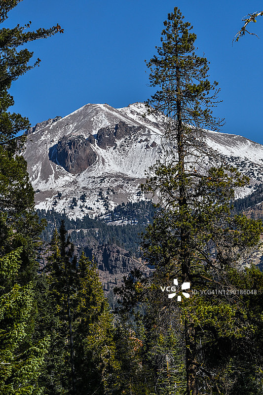 进入公园的道路上看到的拉森山雪景图片素材