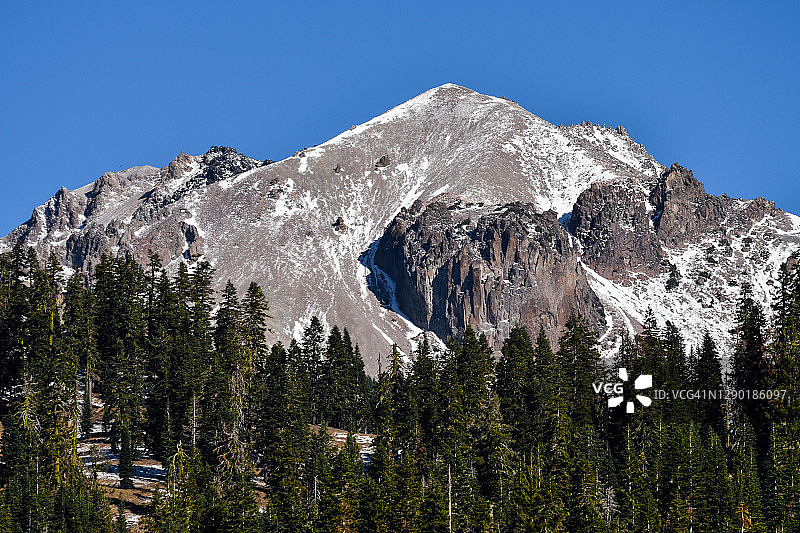 拉森峰游客中心山顶雪景图片素材