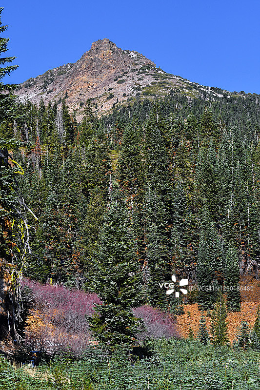 从拉森峰山顶公路硫磺厂拍摄的迪勒山景色图片素材
