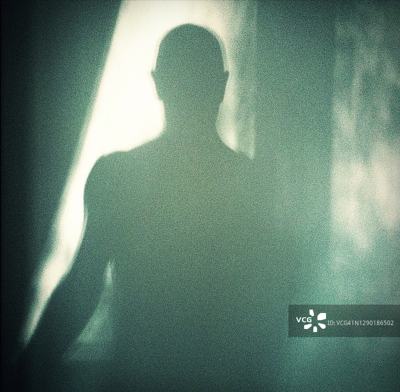 阳光下墙壁上的男性躯干阴影图片素材