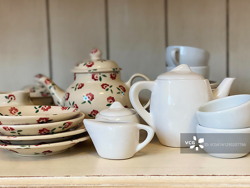 小女孩卧室书架上的茶具图片素材