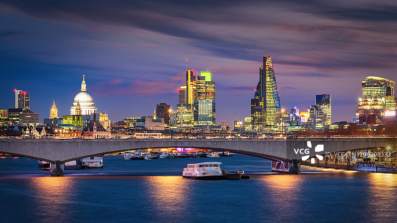 英国伦敦滑铁卢桥夜景全景图片素材