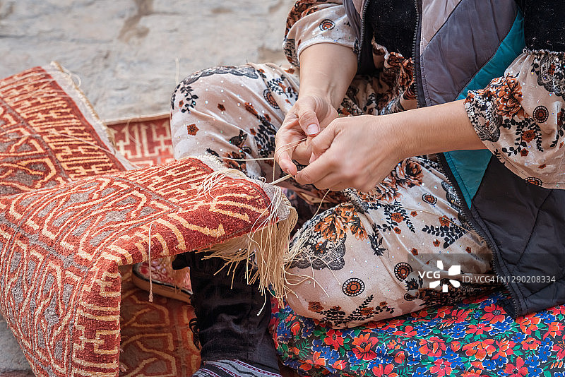 乌兹别克斯坦希瓦的手工地毯编织女工图片素材