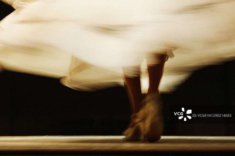 跳舞的女人图片素材