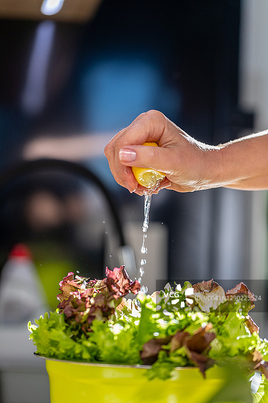 用柠檬汁调味生菜图片素材