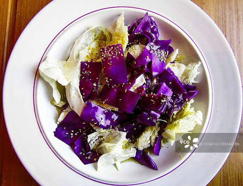 蒜香橄榄油凉拌卷心菜丝图片素材