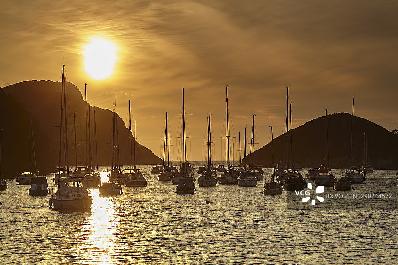 英格兰西南部埃克斯穆尔国家公园内，北德文郡海岸美丽的沃特茅斯湾图片素材