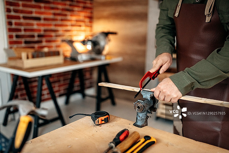 男人在他的工作室制作灯图片素材