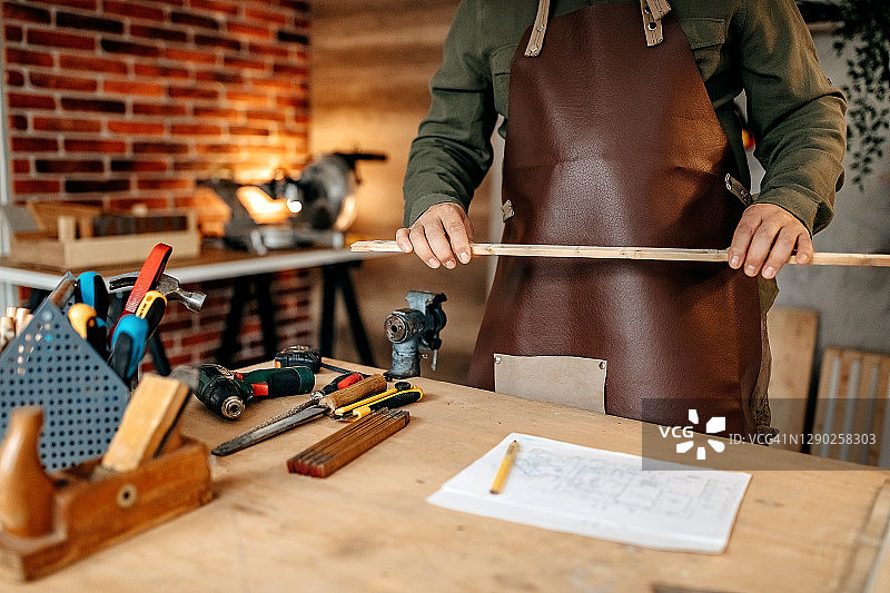 男人在他的工作室制作灯图片素材