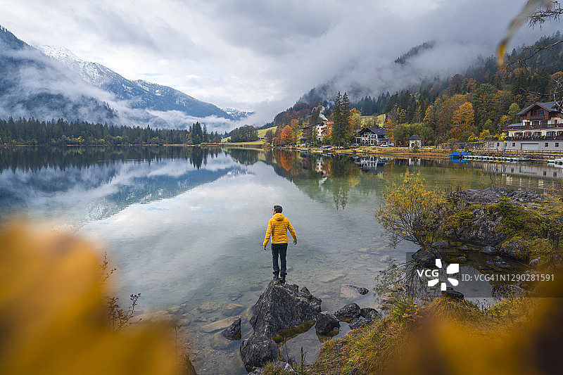 男人在德国巴伐利亚州辛特湖欣赏美景图片素材