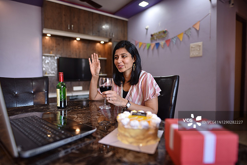 妇女通过视频通话庆祝生日图片素材