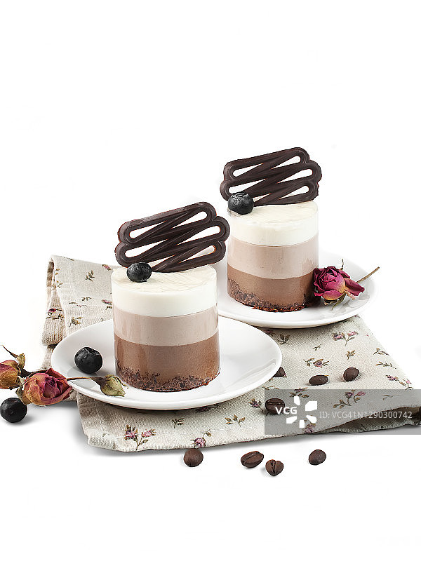 咖啡巧克力分层甜点美食摄影，白色背景特写侧视图图片素材