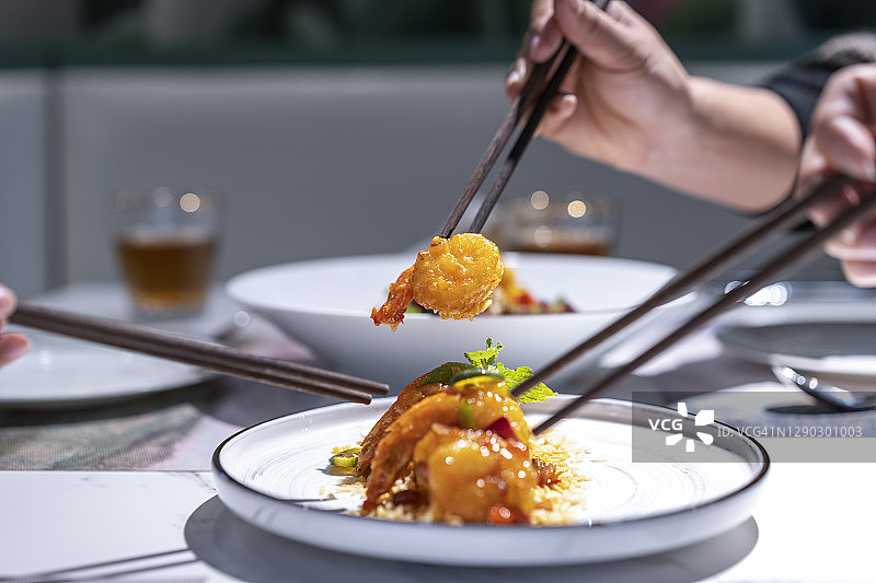 盘中泰式炸虾球特写图片素材