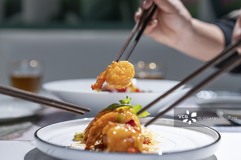 盘中泰式炸虾球特写图片素材