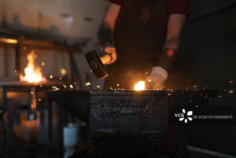 铁匠在工作坊锻造新作图片素材