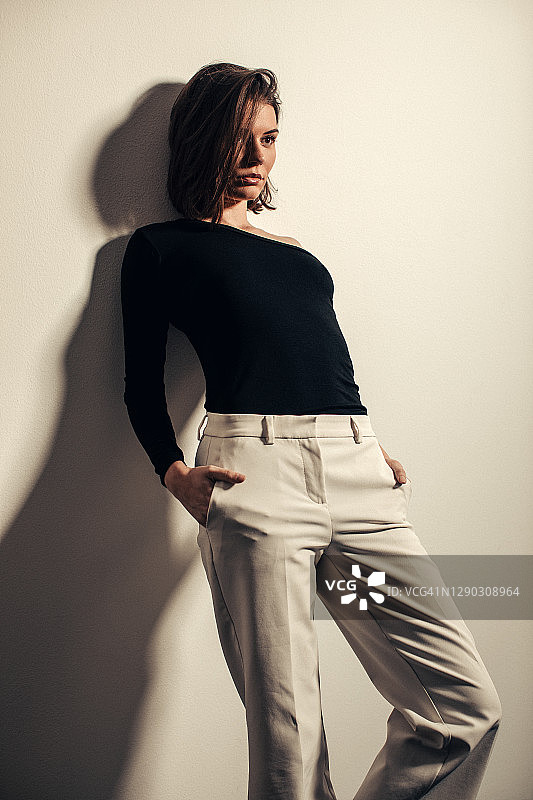 在工作室摆拍的时装模特图片素材