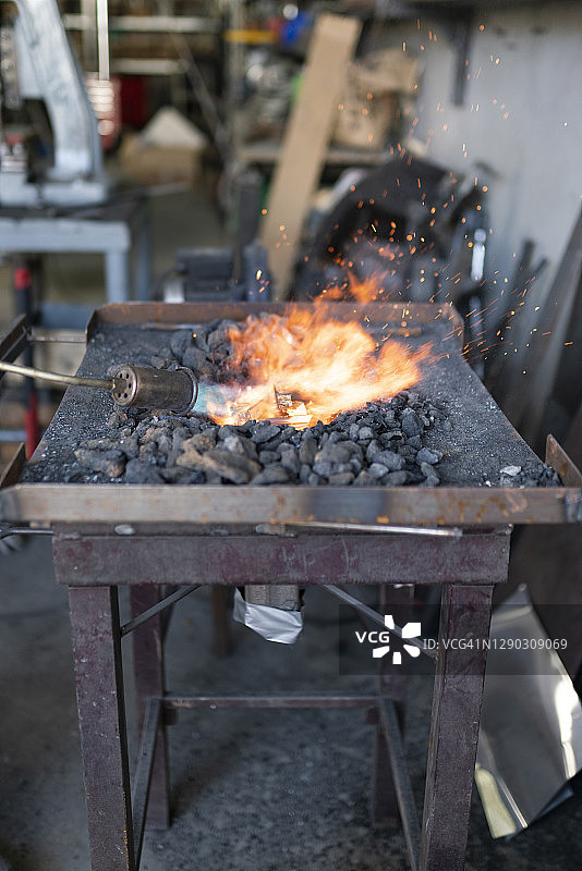 铁匠在工作坊锻造新作图片素材