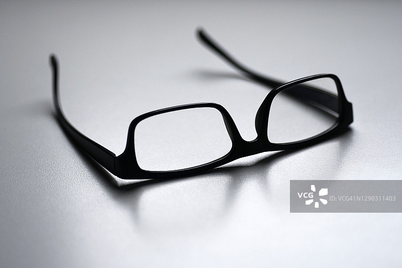 白色背景上的黑色眼镜图片素材