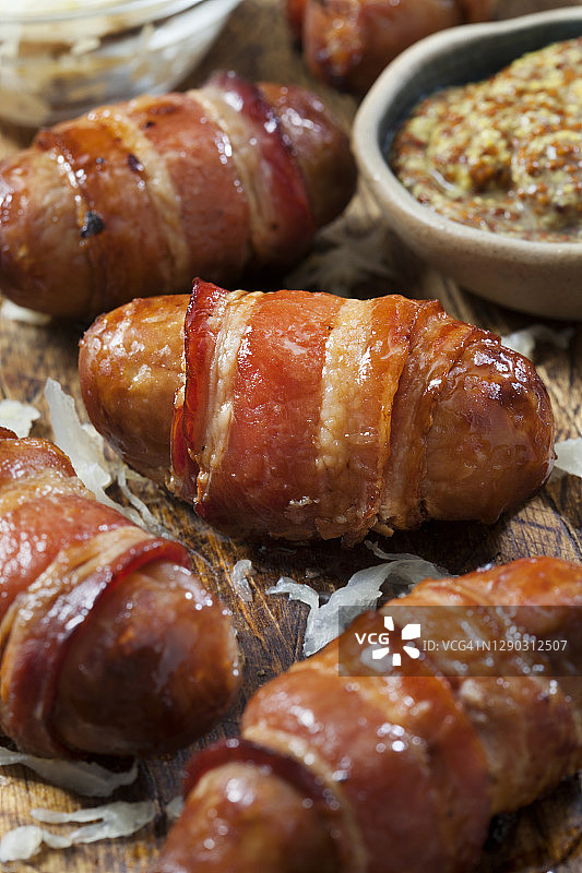 迷你培根卷德国香肠搭配酸菜芥末酱图片素材