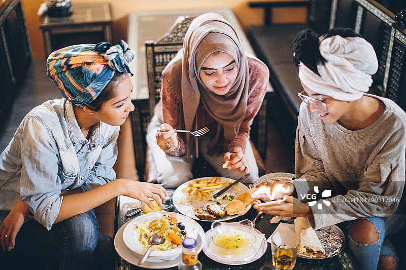 一起午餐的三个北非朋友图片素材