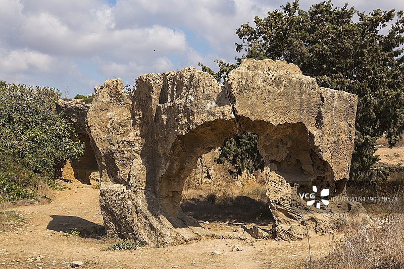带孔的巨石图片素材