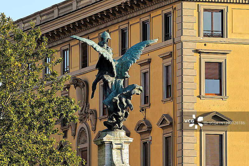 维托里奥·埃马努埃莱二世桥的青铜“带翼胜利”雕像图片素材