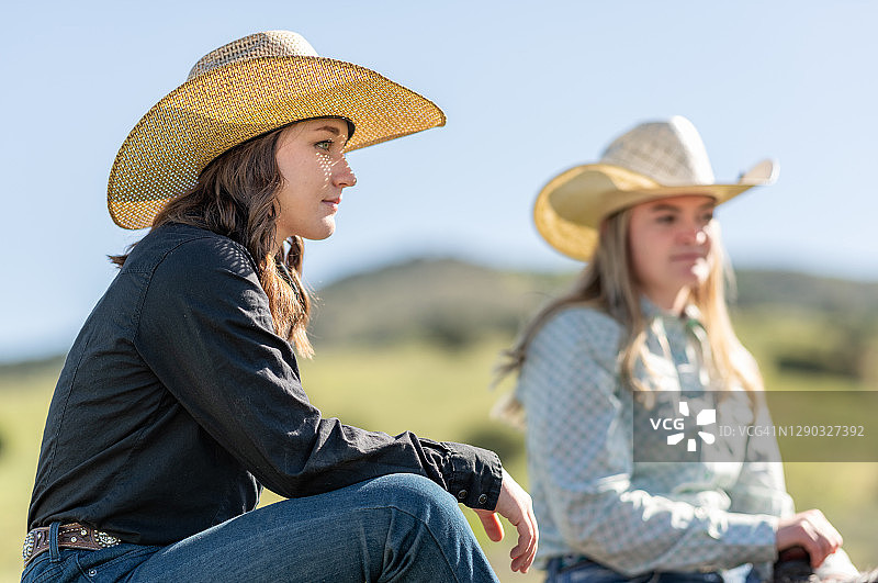 两位朋友一起野外探险图片素材