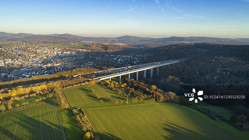 高速公路和铁路桥梁-鸟瞰图图片素材